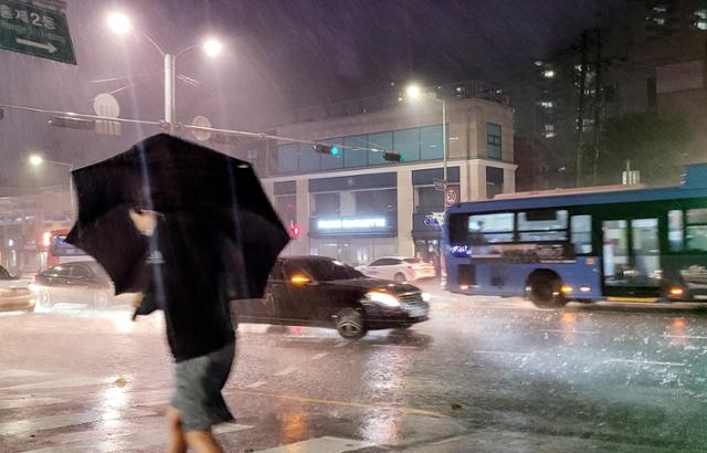 강한 비바람이 몰아친 1일 밤 서울 홍제역 인근에서 시민이 우산을 쓴 채 길을 걷고 있다. 연합뉴스