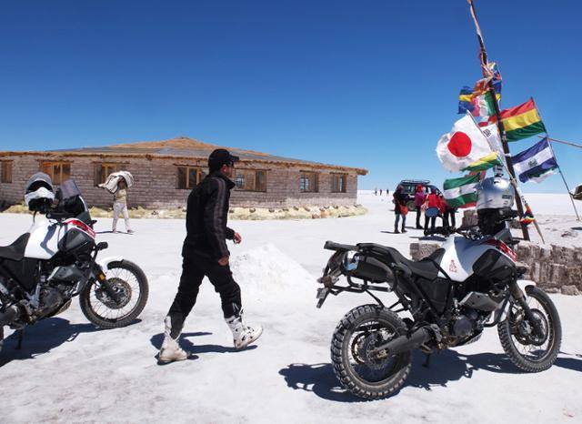 자전거, 오토바이 등 자가 이동 수단으로 사막을 관통하는 이들도 많다. 용감한 형제여, 그 용기를 삽니다. @강미승