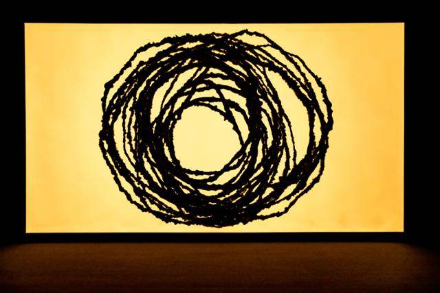 패브리커의 '꿈의 형태'. 평면 회화처럼 보이는 이 작업은 실제로는 입체 구조의 설치물이다. 롯데뮤지엄 제공