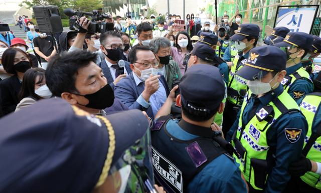 국민혁명당 지도부가 2일 기자회견 장소인 서울 종로구 동화면세점으로 향하던 중 새문안교회 앞에서 경찰과 대치하고 있다. 뉴시스