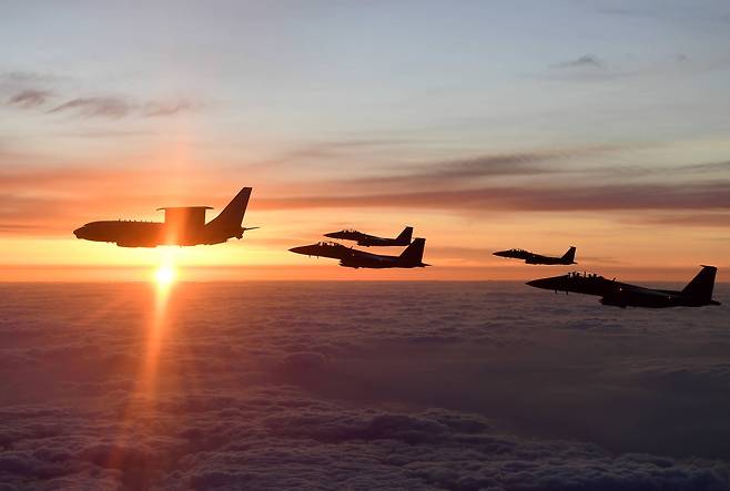 하늘의 지휘소라 불리는 항공통제기 E-737(피스아이)와 공군 전투기가 비행하는 모습. 합동참모본부