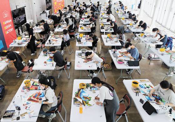 1일 오후 대전시 대덕구 오정동 한남대학교에서 열린 2022학년도 수시모집 미술 실기고사 응시생들이 사회적 거리두기 방역 수칙을 준수하며 그림을 그리고 있다. 방역당국은 지난달 30일 기준 전 국민의 50.1%가 코로나19 백신 접종을 완료했다고 밝혔다. [연합뉴스]