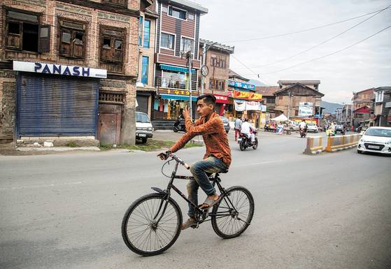 수학의 미적분은 휴대전화 기술에도 쓰인다. 무선통신에 쓰이는 전자기파의 존재를 예측하는 데 활용 됐다. 자전거를 타며 휴대전화를 사용하는 카슈미르의 한 소년. [AP=연합뉴스]