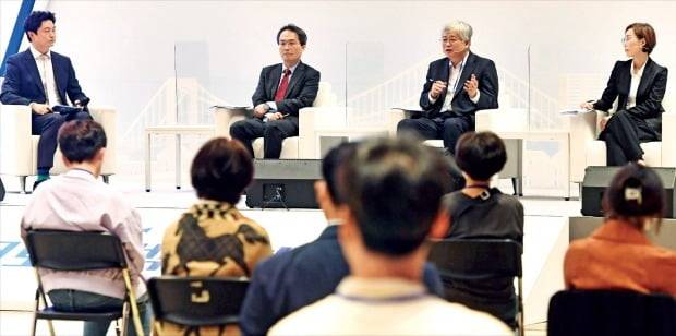 1일 서울 삼성동 코엑스에서 열린 ‘집코노미 콘서트’에서 서기열 한국경제신문 기자(왼쪽부터)가 ‘주택공급 확대 정책과 시장 전망’을 주제로 사회를 본 가운데 김영한 국토교통부 주택정책국장, 심교언 건국대 부동산학과 교수, 허윤경 한국건설산업연구원 경제금융연구실장이 토론을 벌이고 있다.  /신경훈  기자