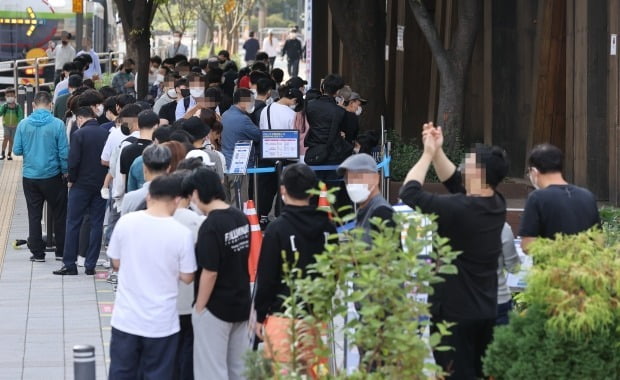 서울 송파구보건소 선별진료소 앞에서 시민들이 코로나19 검사를 받기 위해 대기하고 있다. /사진=연합뉴스