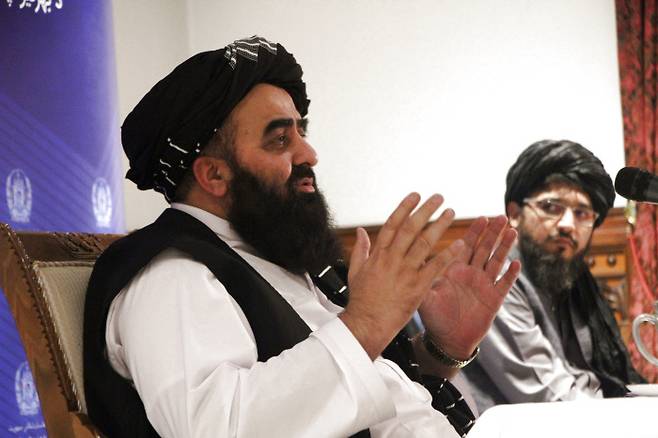 아프간 탈레반 정권의 아미르 칸 무타키 외교부 장관이 지난 9월 14일(현지시간) 수도 카불에서 기자회견을 하고 있다. 그는 이 자리에서 인도적 차원의 국제 지원을 요청했다. / 카불 AFP=연합뉴스
