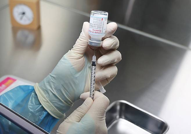 의료진이 코로나19 모더나 백신을 소분하고 있다. [사진 = 연합뉴스]