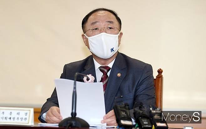 홍남기 경제부총리 겸 기획재정부 장관이 지난 9월 30일 서울 중구 은행회관 중회의실에서 열린 거시경제금융회의에 참석해 모두 발언 하고 있다./사진=장동규 기자