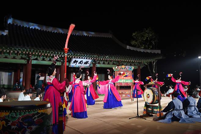주제공연)필묵으로 띄운 만개의 달