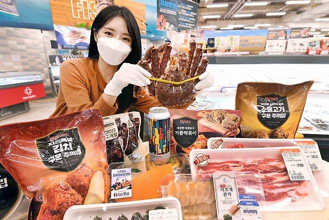 [서울=뉴시스]모델이 30일 홈플러스 부천상동점에서 골든위크 특가전 상품을 선보이고 있다. 홈플러스는 대체공휴일이 포함된 개천절과 한글날 연휴를 겨냥해 오는 6일까지 ‘골든위크 특가전’ 행사를 진행한다. (사진=홈플러스 제공). 2021.10.02. photo@newsis.com  *재판매 및 DB 금지