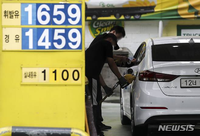 [서울=뉴시스] 정병혁 기자 = 글로벌 에너지 급등에 따라 연말 국내 인플레이션 충격이 커질 수 있다는 우려가 나타나고 있다. 전기요금과 우윳값 인상에 이어 도시가스 및 휘발유 가격까지 줄줄이 올라 소비자들에게 영향을 끼칠 예정이다. 한국석유공사 오피넷에 따르면 9월 넷째 주 전국 평균 휘발유 가격은 전주보다 0.8원 오른 1,642.6원을 기록했다. 사진은 29일 오후 서울시내 한 주유소에 유가 정보가 표시돼 있다. jhope@newsis.com