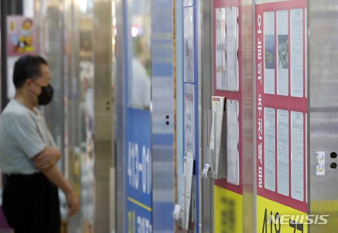 [서울=뉴시스] 고승민 기자 = 서울 송파구의 한 공인중개사 사무실 앞에서 시민이 매물을 보고 있다. 2021.09.24. kkssmm99@newsis.com