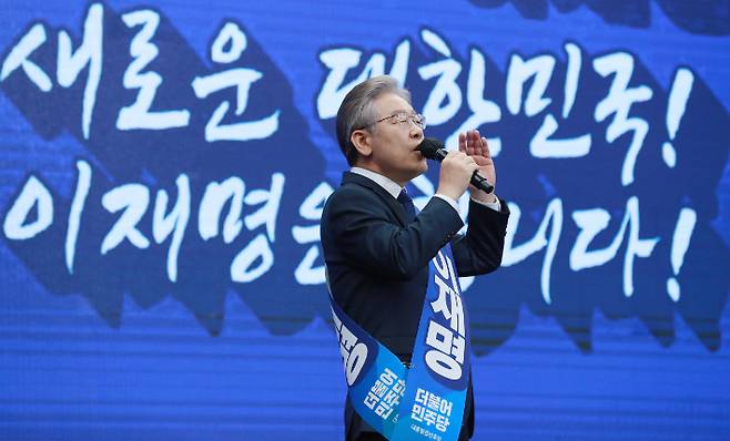 더불어민주당 대선 부산·울산·경남 경선에서도 55.34%(1만9698표)로 과반 압승을 거둔 이재명 경기지사. 연합뉴스