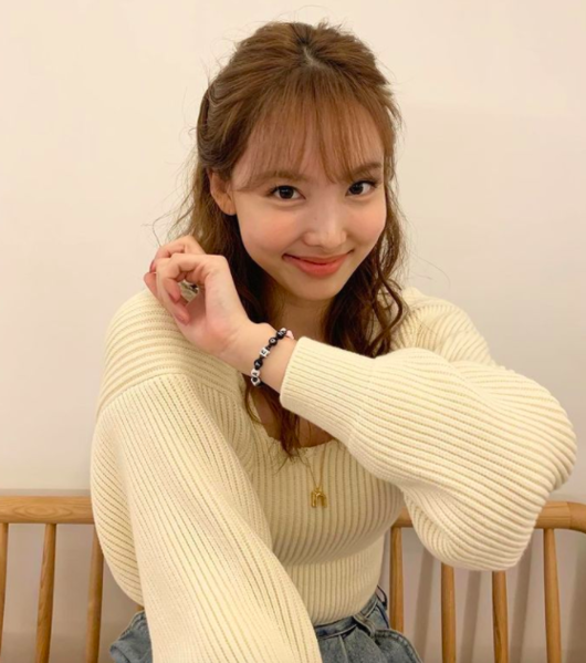 Girl group TWICE member Nayeon is introducing Hello, My Dolly Girlfriend.On the afternoon of the afternoon of the afternoon, TWICEs official SNS posted a daily photo of Nayeon, attracting attention from domestic and global fans, especially male fans.Looking at the updated photos on this day, Nayeons various expressions that show the autumn atmosphere were included.Nayeon is 27 years old at the age of Korea this year, but she is proud of her appearance while she looks younger than her age.Meanwhile, TWICE released its first English language single, The Feels (The Fields), on the 1st of this month.TWICE SNS