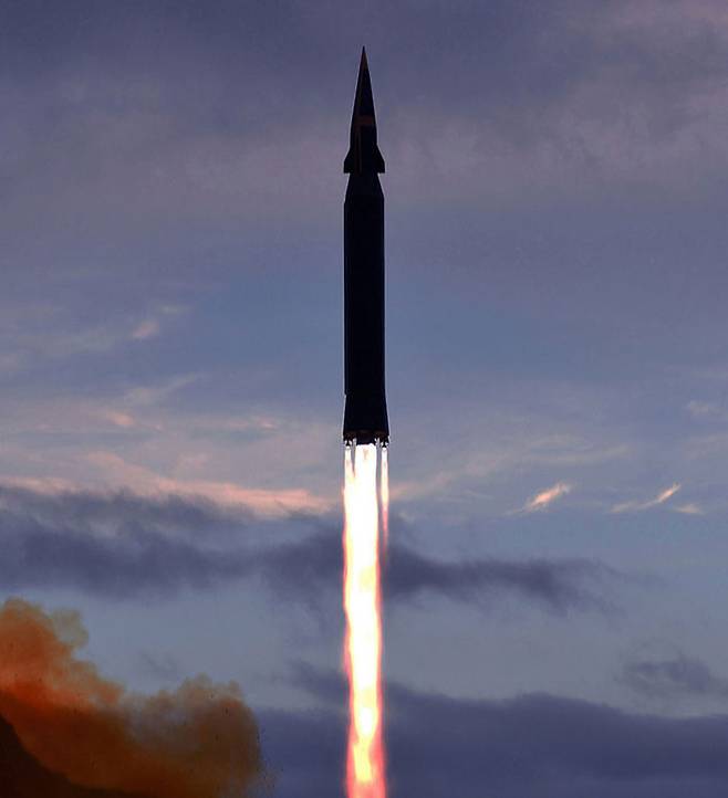 북한이 개발한 극초음속 미사일이 지난달 28일 발사되고 있다. 북한 노동신문은 1일 관련 소식을 전하면서 사진을 공개했다.조선중앙통신·연합뉴스