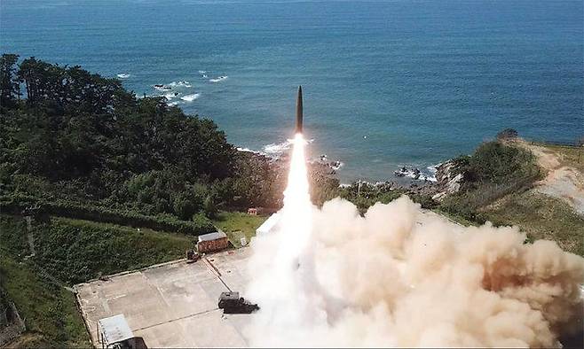 국방과학연구소가 개발한 고위력 탄도미사일이 가상 표적을 향해 발사되고 있다. 국방부 제공