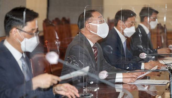 홍남기 경제부총리 겸 기획재정부 장관이 지난달 30일 서울 중구 전국은행연합회에서 열린 ‘거시경제 금융회의’에서 모두발언을 하고 있다. 이날 회의에는 홍 부총리를 비롯해 이주열 한국은행 총재, 고승범 금융위원장, 정은보 금융감독원장이 참석했다. 뉴스1