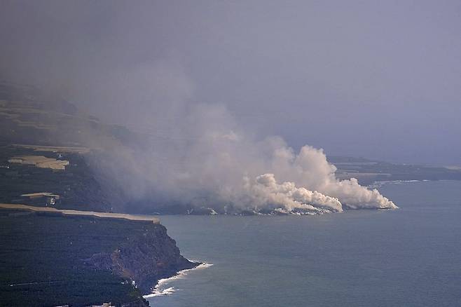 지난달 30일 용암이 대서양에 가 닿아 생긴 자욱한 연기가 보인다. 사진=AP 연합뉴스