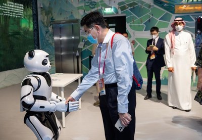Commissioner-General of the Singapore Pavilion shakes hands with UBTECH Panda Robot (Photo by China Council for the Promotion of International Trade) (PRNewsfoto/UBTECH)