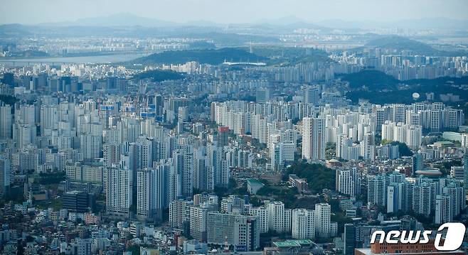 22일 서울 용산구 남산N서울타워에서 바라본 도심 아파트단지. 2021.9.22/뉴스1 © News1 안은나 기자