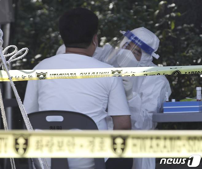 추석 연휴 마지막날인 지난달 22일 오전 울산 남구 문수축구경기장에 마련된 임시 선별검사소를 찾은 시민들이 신종 코로나바이러스 감염증(코로나19) 검사를 받고 있다. 2021.9.22/뉴스1 © News1 윤일지 기자