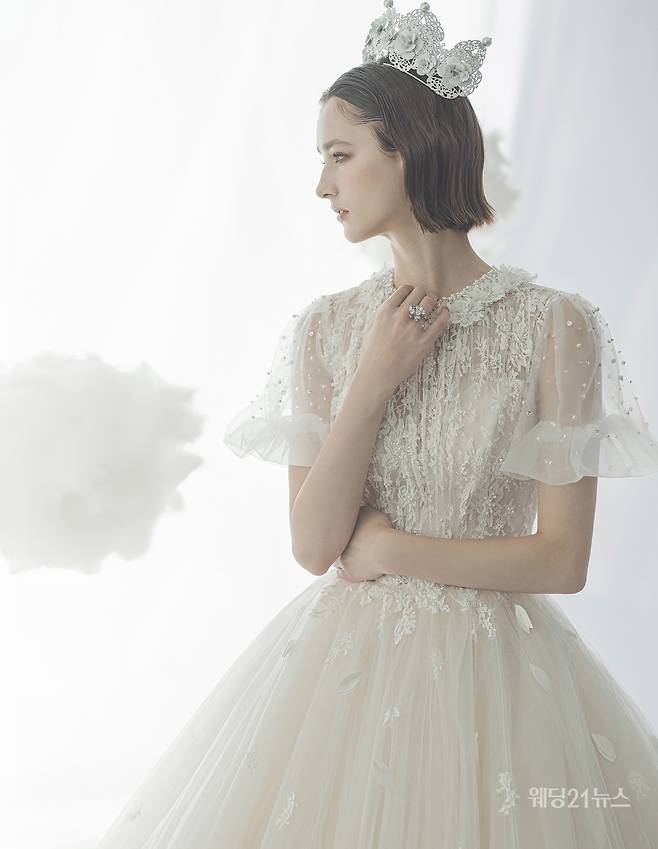 사진 : 웨딩드레스 쥬빌리브라이드,&nbsp;포토그래퍼 유창환(앤유스튜디오),&nbsp;모델 발레리아,&nbsp;헤어 설영 메이크업 유진(설영),&nbsp;플라워 닉스플로스,&nbsp;제품협찬 로제블랑
