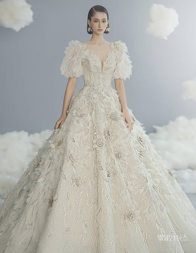 사진 : 웨딩드레스 쥬빌리브라이드,&nbsp;포토그래퍼 유창환(앤유스튜디오),&nbsp;모델 발레리아,&nbsp;헤어 설영 메이크업 유진(설영),&nbsp;플라워 닉스플로스,&nbsp;제품협찬 로제블랑