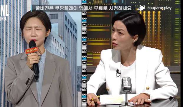 'SNL 코리아' 위켄드 업데이트 코너에서 예상치 못한 질문을 받아 당황한 모습의 인턴기자역 주현영(왼쪽)과 앵커역 안영미. /쿠팡플레이 유튜브