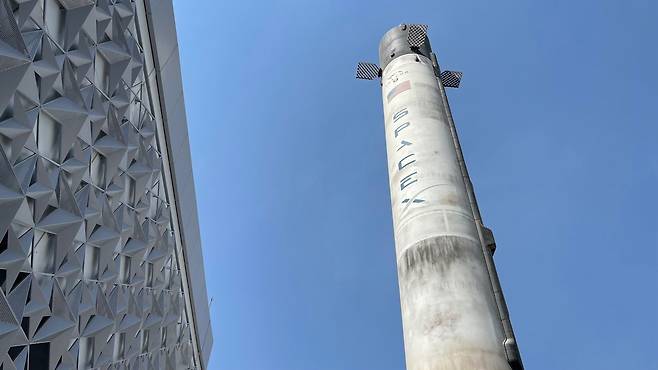 2020 두바이엑스포 미국관에 전시된 스페이스X의 우주 발사체 팰컨9. / 코트라 제공