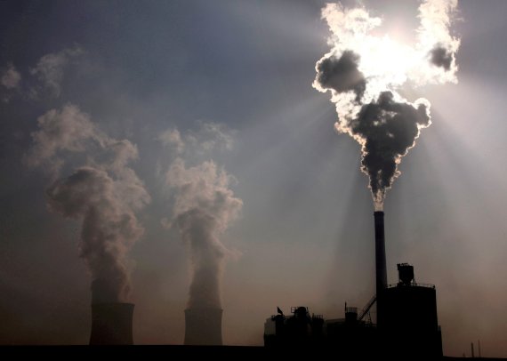 중국이 석탄 부족으로 심각한 전력난을 겪고 있다. 사진은 중국 내몽골 바오터우시의 한 공장 뒤편에 석탄발전소의 모습. © 로이터=뉴스1 © News1 금준혁 기자 /사진=뉴스1