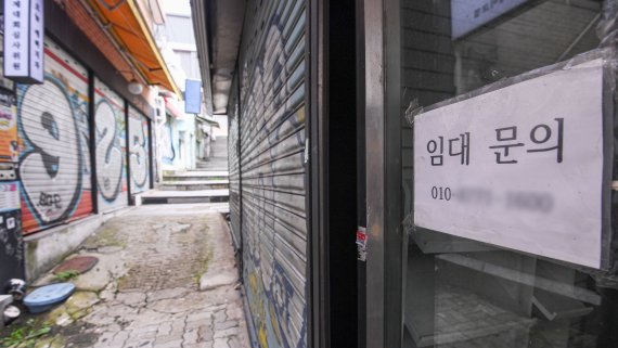 코로나19 장기화로 자영업자와 소상공인의 시름이 깊어지고 있다. 지난 8월 서울 용산구 이태원 거리 상점들의 문이 닫혀 있다. 사진=서동일 기자