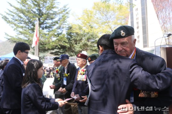 캐나다 매니토바주 한국전참전용사회 가평북중학교 장학금 전달. 사진제공=가평군