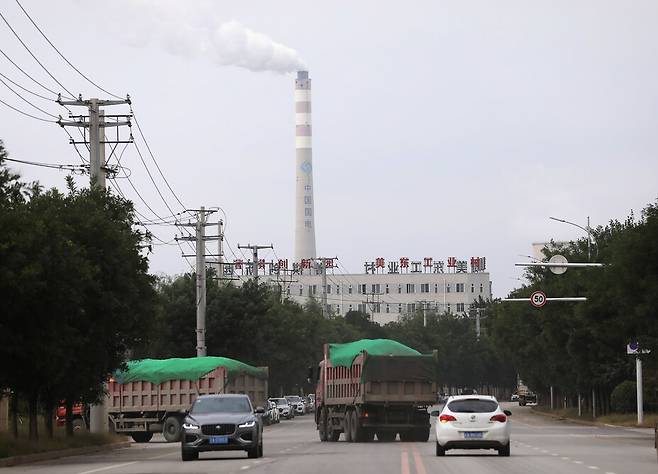 지난 9월29일 중국 랴오닝성 선양에 있는 한 석탄화력 발전소의 굴뚝에서 연기가 솟아오르고 있다. 중국 동북지방에서는 최근 석탄 부족 등으로 민생분야 전기까지 끊어지는 전력난이 발생하고 있다. 선양/ 로이터 연합뉴스