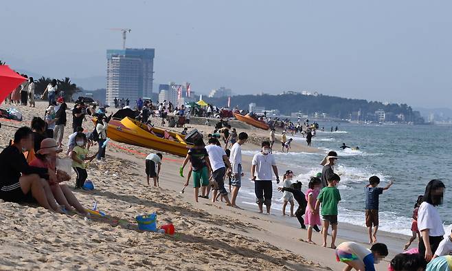 낮 최고기온이 30도를 넘은 3일 강원 강릉시 경포해변을 찾은 관광객들이 늦더위를 식히고 있다. 연합뉴스