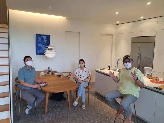 8월 22일 경기 파주시 한 타운하우스에 거주하는 김치영(왼쪽부터)씨, 정유정씨, 권기봉씨가 한국일보와 태양광 설치 효과에 대해 인터뷰하고 있다. 류호 기자