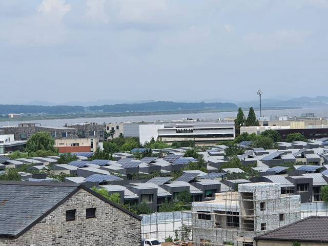 지난달 22일 경기 파주시 한 타운하우스 인근에서 바라본 각 가정의 태양광 패널 설치 모습. 류호 기자