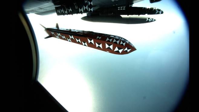 전투기에서 장거리 공대지 유도탄이 분리되는 순간. 방위사업청