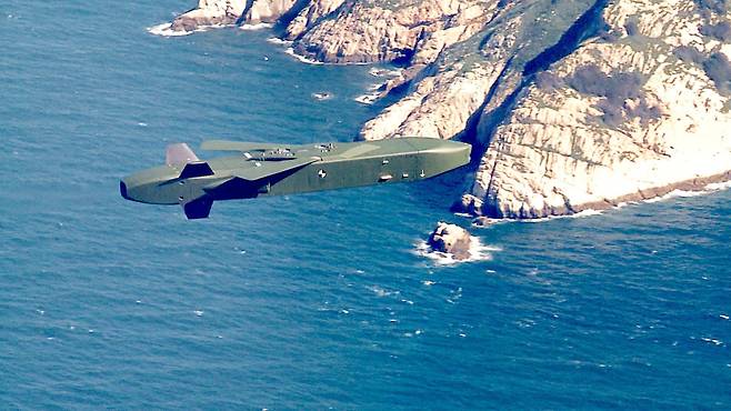 2017년 9월 공군 F-15K에서 발사된 장거리 공대지 유도미사일 '타우러스(TAURUS)'가 자체항법으로 고속 순항비행해 목표물로 향하고 있다. 공군