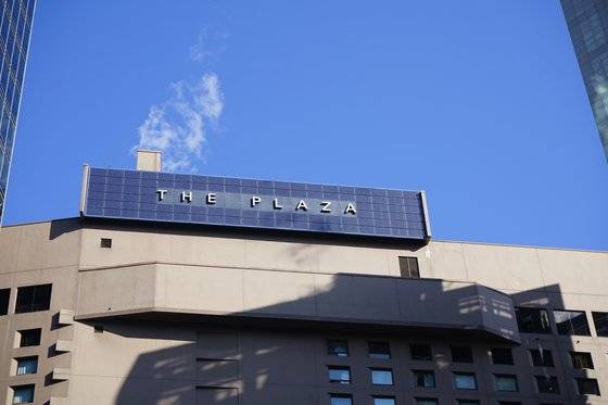 서울 시청 앞 플라자 호텔에 설치된 태양광 패널. 사진 플라자 호텔