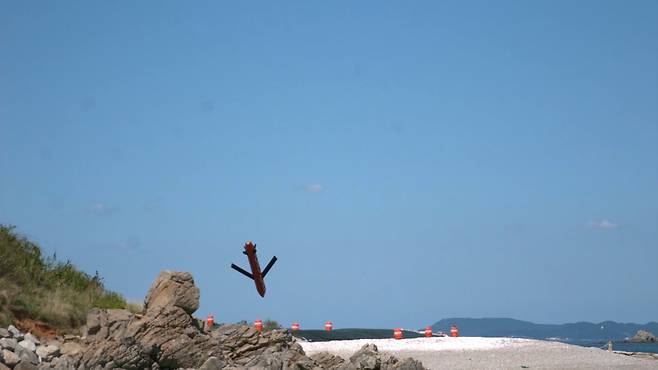 장거리 공대지 유도탄이 목표 지점에 정확하게 명중하고 있다. 방위사업청