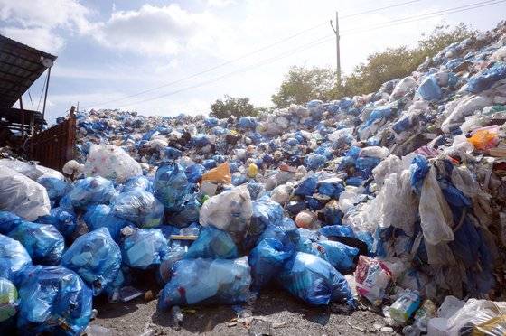 황금 추석 연휴가 끝난 지난달 23일 오전 광주 북구 한 재활용쓰레기선별장에 쓰레기가 산더미처럼 쌓여있다. 뉴스1