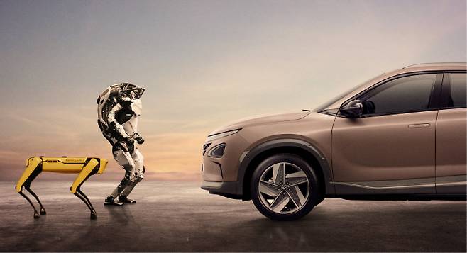 보스턴 다이내믹스의 4족 보행 로봇 ‘스폿’과 직립 보행 로봇 ‘아틀라스’가 현대차의 수소전기차 넥쏘와 마주하고 있다. 현대차그룹은 지난 6월 보스턴 다이내믹스 인수를 완료하면서 로봇 시장 선점을 위한 가속페달을 밟기 시작했다.   현대차그룹 제공