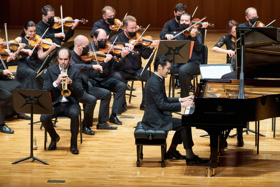 Pianist Cho Jae-hyuck and trumpeter Alexandre Barty performs Shostakovich’s Piano Concerto No. 1 in C minor, Op. 35 with the Moscow Soloists at the Seoul Arts Center on Saturday. [KIM YOUNG-SEON]