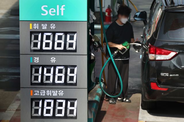 3일 서울 시내 한 주유소에 유가 정보가 표시돼 있다. 한국석유공사에 따르면 전국 주유소 휘발유 가격이 지난주에 이어 2주 연속으로 소폭 상승했다. 연합뉴스