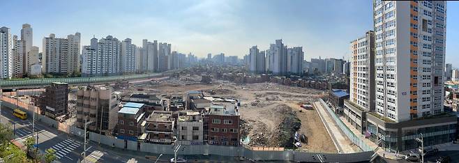 이문·휘경뉴타운은 재개발 개시 16년 만에 대부분 구역이 사업 8부 능선을 넘어서며 속도를 내고 있다. 사진은 이주·철거가 끝난 이문 3-1구역.  <김호영 기자>