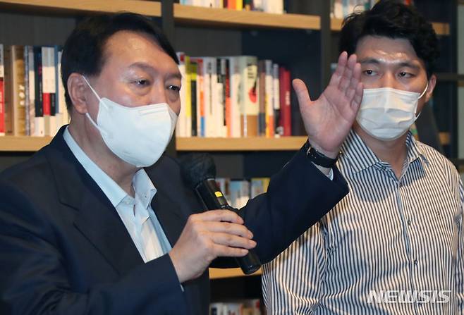 [서울=뉴시스] 국회사진기자단 = 국민의힘 대권주자인 윤석열 전 검찰총장이 3일 서울 강남구 최인아책방에서 열린 국민캠프 청년위원회 임명장 수여식에 참석해 인사말을 하고 있다. 2021.10.03. photo@newsis.com