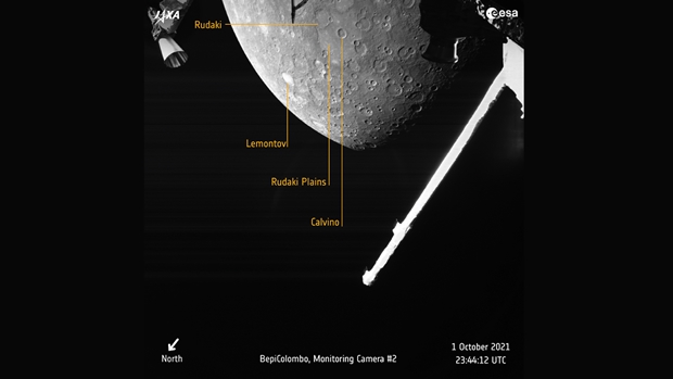 베피콜롬보가 촬영한 수성의 첫 번째 사진에 설명을 붙였다. 2021년 10월 1일 수성 표면탐사 궤도선(MTM)의카메라로 찍었다. 주요 분화구와 기타 지형 식별이 가능하다.(출처: SA/BepiColombo/MTM, CC)