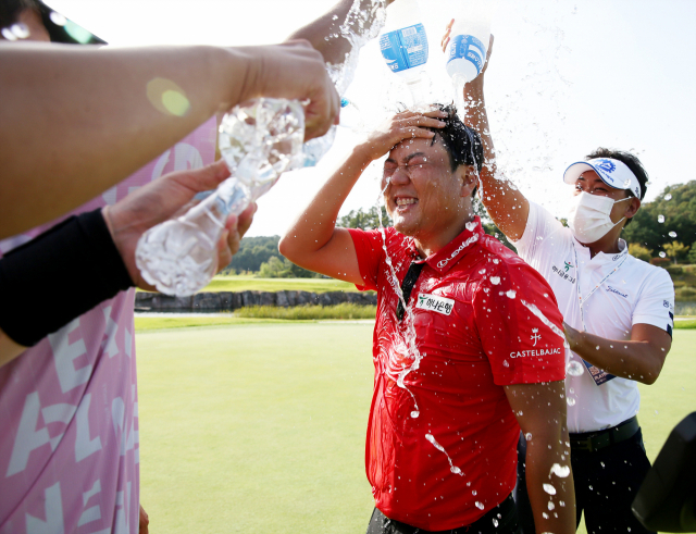 우승 뒤 동료들로부터 축하 물 세례 받는 함정우. /사진 제공=KPGA