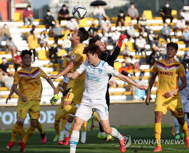 공수 접전 (광주=연합뉴스) 조남수 기자 = 3일 광주축구전용구장에서 열린 프로축구 'K리그 1 2021' 광주FC와 포항 스틸러스 경기. 광주 김주공과 골키퍼 윤평국이 포항 이승모의 헤더에 앞서 볼을 걷어내고 있다. 2021.10.3 iso64@yna.co.kr