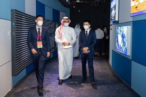 The leaders of the Chinese Pavilion and the Chief Representative of the Saudi Arabia Pavilion visited the Interactive Smart Lighting System "Like a Shadow by Your Side" by OPPLE Lighting